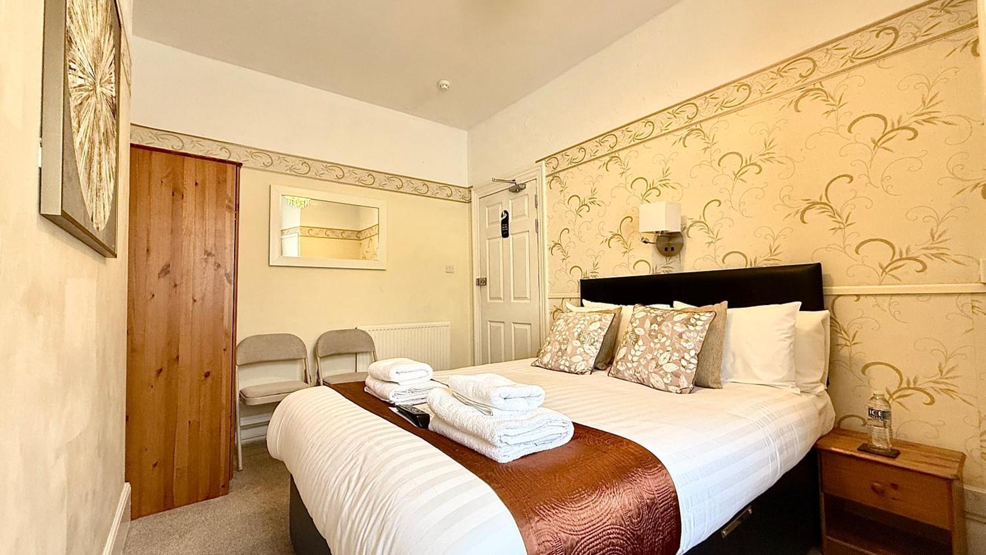 Tusker Lodge (Adults Only) Torquay Bagian luar foto